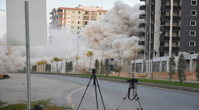 Malatya'da ağır hasarlı 12 katlı bina patlayıcı kullanılarak yıkıldı