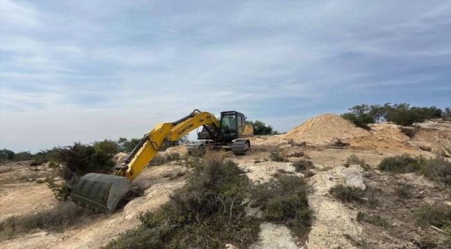 Mersin'de iş makinesiyle kaçak kazı yapan 2 kişi suçüstü yakalandı