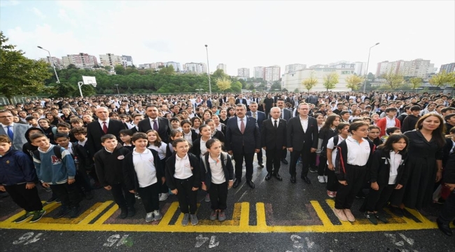 Milli Eğitim Bakanı Tekin, İstanbul'daki okulda bayrak törenine katıldı