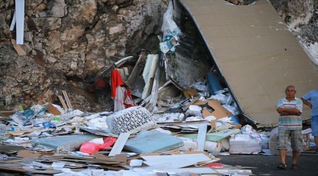 Muğla'da kayalıklara çarparak parçalanan tırın sürücüsü öldü