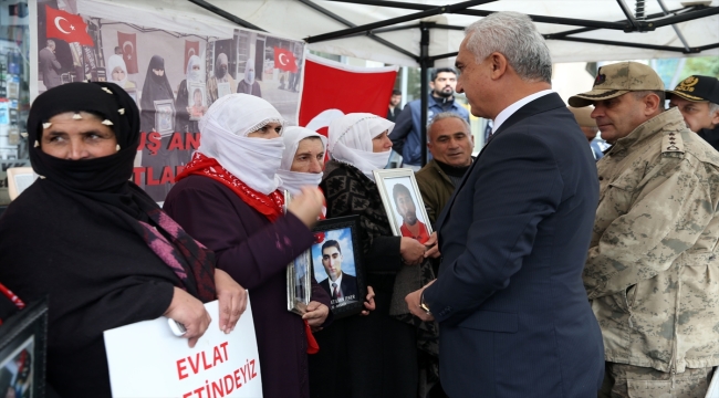 Muş Valisi Çakır, HDP önündeki eylemlerini sürdüren aileleri ziyaretinde konuştu