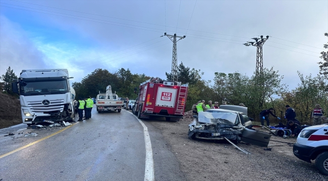 Ordu'da otomobil ile tırın çarpıştığı kazada 3 kişi öldü, 3 kişi yaralandı