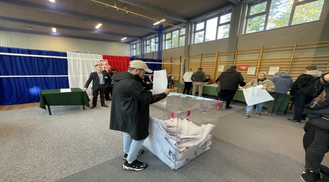 Polonya Başbakanı Morawiecki, genel seçim ve referandum için oyunu kullandı