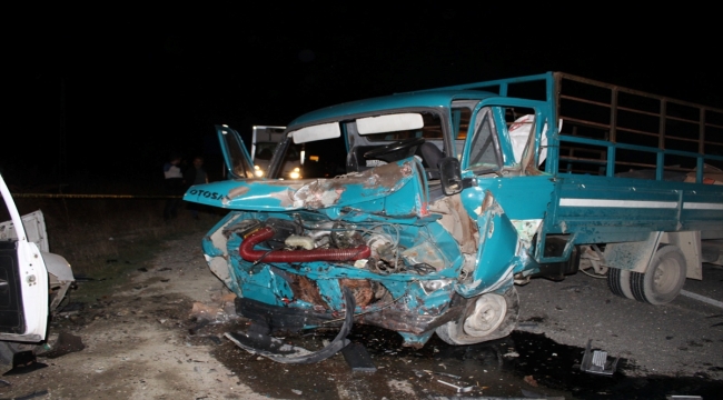 Sakarya'da trafik kazasında baba ve oğlu öldü, 3 kişi yaralandı