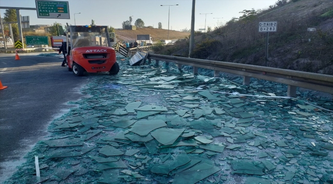 Sancaktepe'de tırdan yola düşen camlar trafiği aksattı