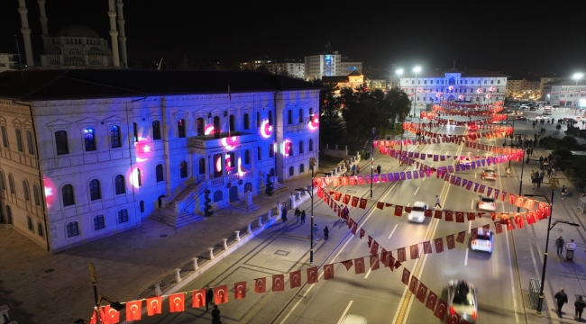 Sivas'ta Cumhuriyet'in 100. yılı dolayısıyla tarihi binalarda ışık gösterisi yapılıyor