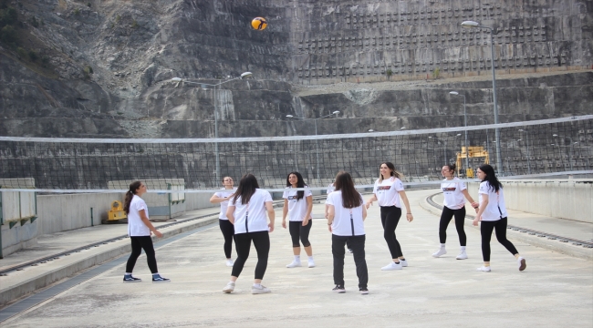 Sporcular, 249 metre yüksekliğindeki baraj gövdesi üzerinde voleybol oynadı