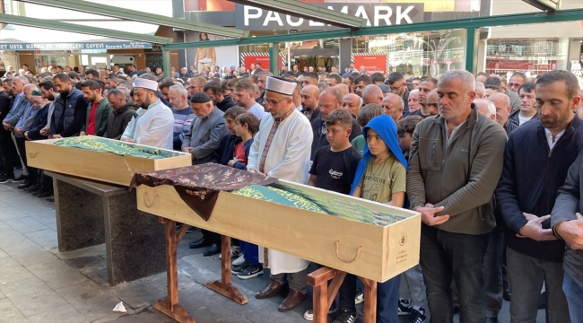 Trafik kazasında hayatını kaybeden çiftin cenazeleri Artvin'de toprağa verildi