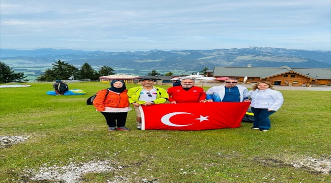 Türk paraşütçüler Alp Dağları'nda "Cumhuriyet" atlayışı gerçekleştirdi