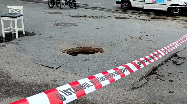 Ümraniye'de yer altındaki patlamayla rögar kapağı fırladı, yolda göçük oluştu