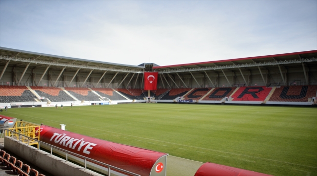 Vali Dağlı, Türkiye-Lüksemburg maçının oynanacağı Çorum Stadı'nda inceleme yaptı