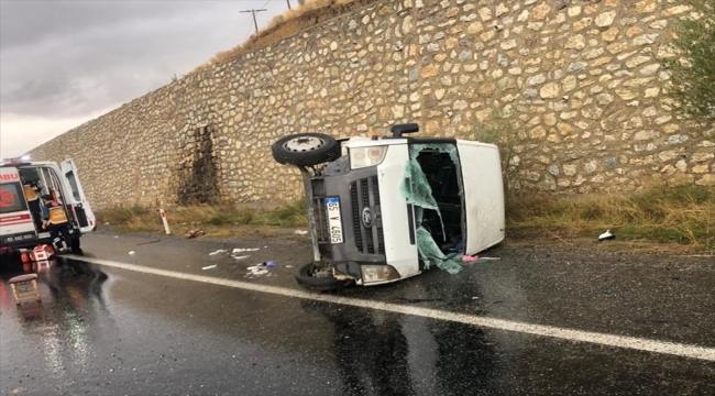 Van'da yolcu minibüsünün devrilmesi sonucu 14 kişi yaralandı