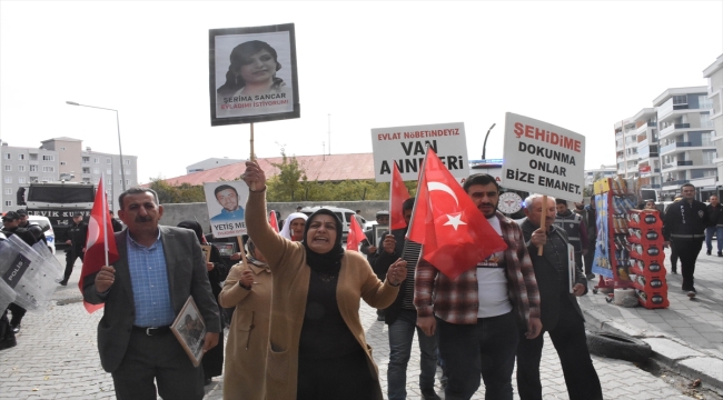 Vanlı aileler çocuklarına kavuşmak için HDP İl Başkanlığı önündeki eylemlerini sürdürdü