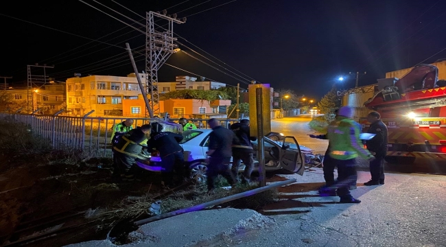 Adana'da otomobilin yayalara ve bariyere çarpması sonucu 4 kişi yaralandı