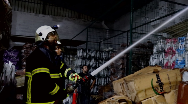 Adana'da sağlık ürünleri üretilen fabrikada çıkan yangın kontrol altına alındı 