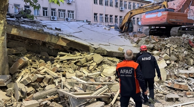 Adıyaman'da ağır hasarlı 5 katlı bina çöktü