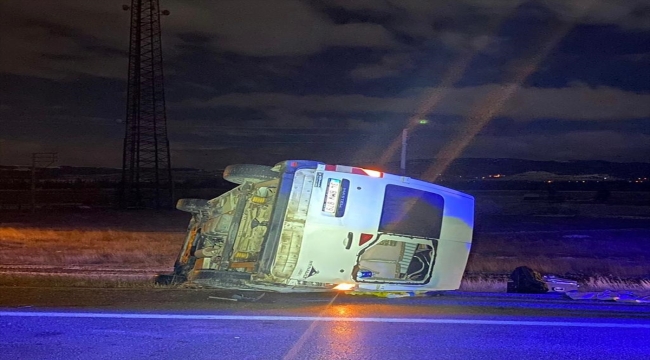 Afyonkarahisar'da minibüsün devrildiği kazada 7 kişi yaralandı