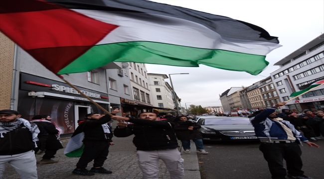 Almanya'da binlerce kişi, İsrail'in Gazze'ye yönelik saldırılarını protesto etti