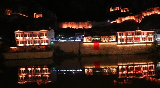 Amasya'da lösemili çocuklar için Yalıboyu Evleri turuncuya büründü