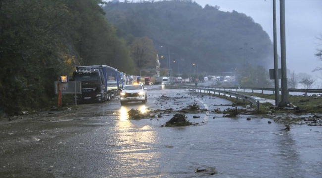 Artvin'de fırtına nedeniyle yükselen dalgalar ulaşımı aksattı