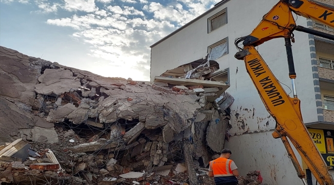 Batman'da kontrollü yıkılan binanın çökmesi sonucu yanındaki apartman hasar gördü