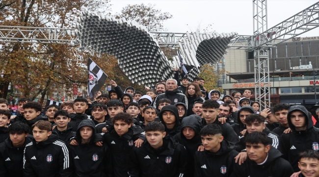 Beşiktaş Kulübü, İskele Meydanı'nda kartal heykeli açtı