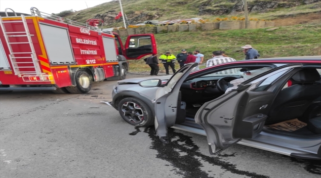 Bingöl'de kamyonun uygulama noktasındaki araçlara çarpması sonucu 6 kişi yaralandı