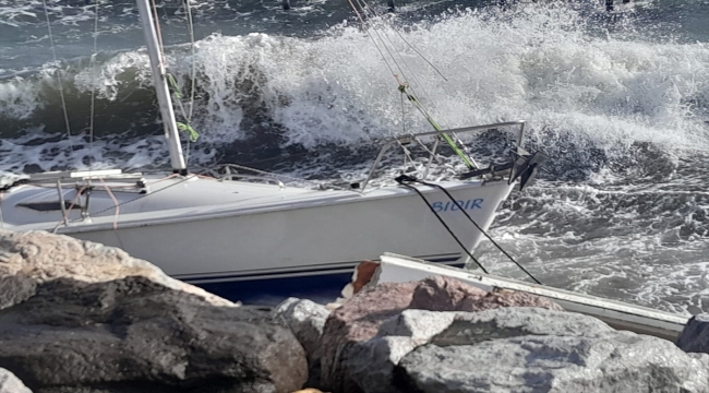 Bodrum'da fırtına nedeniyle bazı tekneler kayalıklara sürüklenip parçalandı, bazıları su aldı