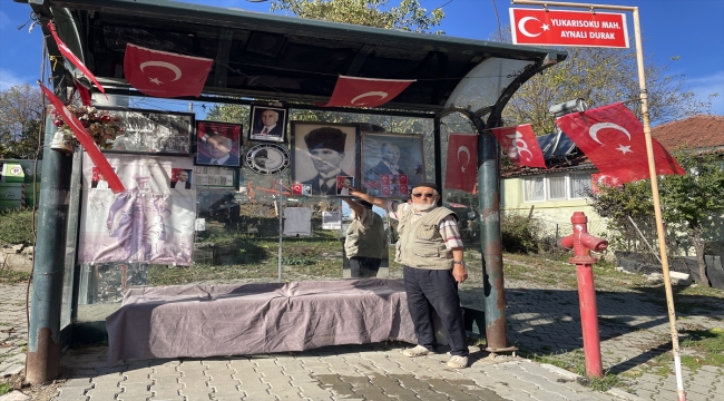 Bolulu Şükrü Amca bayrak ve Atatürk sevgisini otobüs durağında yaşatıyor