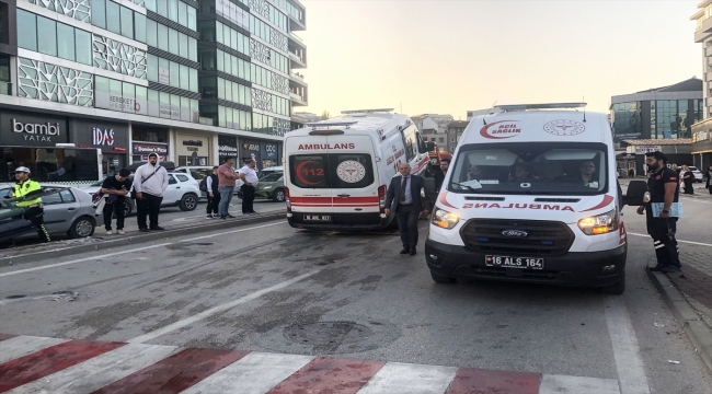 Bursa'da ambulansla otomobilin çarpıştığı kazada 2 kişi yaralandı