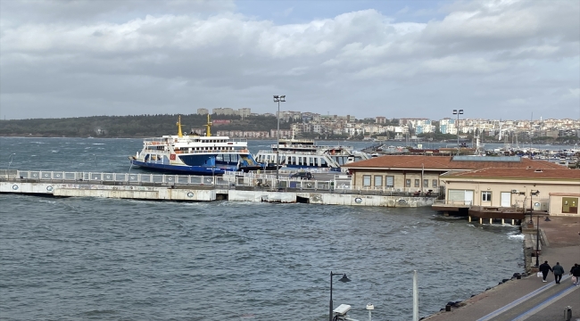 Çanakkale Boğazı'ndaki fırtına yerel feribot trafiğini aksatıyor