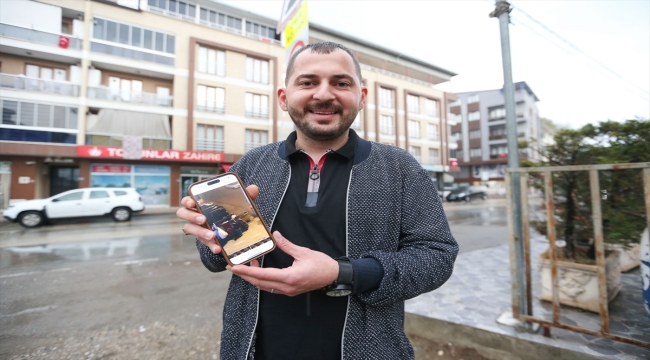 Çöpte bulduğu Türk bayrağını önce atık toplama aracına, sonra evinin balkonuna astı