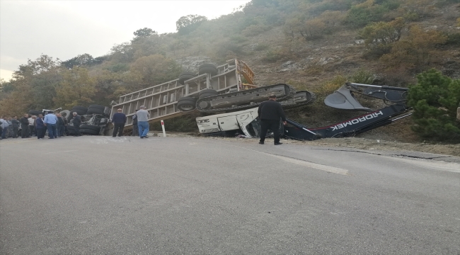 Çorum'da iş makinesi taşıyan tır devrildi, 2 kişi öldü