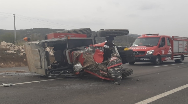 Çorum'da tır ile traktörün çarpıştığı kazada 2 kişi öldü