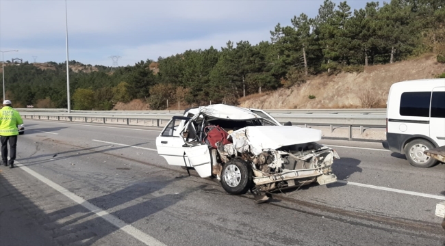 Çorum'da tıra çarpan otomobildeki aynı aileden 3 kişi yaralandı