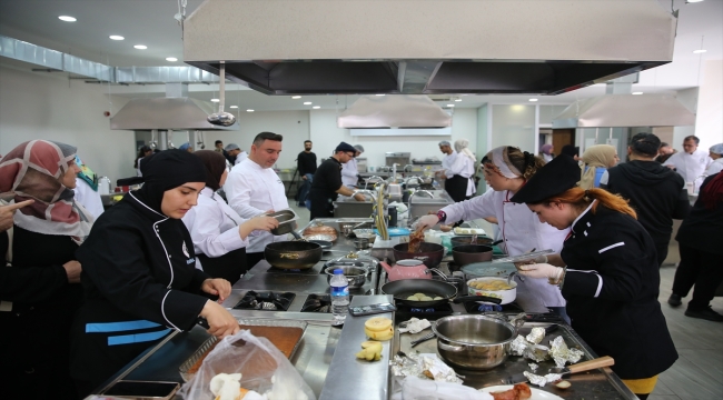 Diyarbakır'da şef adayları yöresel yemek yarışmasında hünerlerini sergiledi 