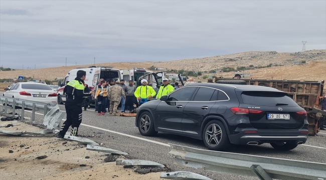 Diyarbakır'da tırın traktöre çarpması sonucu 1 kişi öldü, 1 kişi yaralandı 