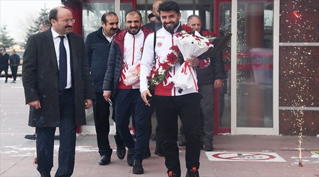 Dünya ikincisi milli kick boksçu Cebrail Gençoğlu, Erzurum'da çiçeklerle karşılandı