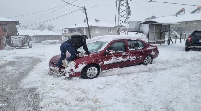 Düzce'de sağanak nedeniyle su baskınları yaşandı, kar yağışı ulaşımı aksattı