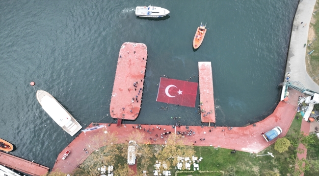 Engelli öğrenciler, Haliç'ten aldıkları Türk bayrağını deniz üstünde açtı