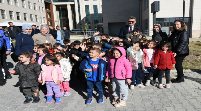 Erzurum'da polisler minik öğrencilerle 550 fidan dikti