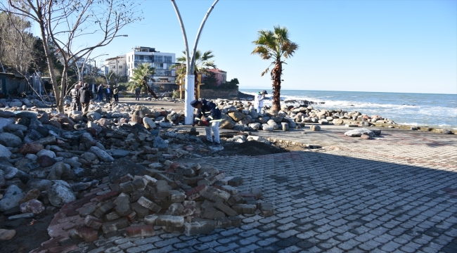 Giresun'un Tirebolu ilçesinde dalgalar nedeniyle oluşan hasar gideriliyor