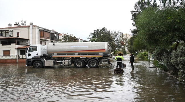 İzmir'de deniz taştı, sokaklar su altında kaldı