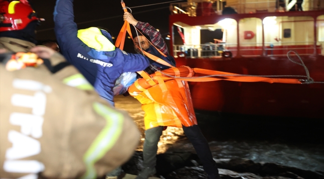 İstanbul'da karaya oturan tankerdeki 11 kişilik mürettebat kurtarıldı