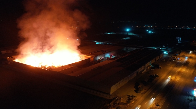 Kahramanmaraş'ta tekstil fabrikasının deposunda çıkan yangına müdahale ediliyor