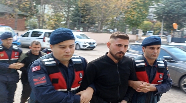 Tokat'ta 2 kardeşten birini av tüfeğiyle öldürüp, diğerini yaralayan zanlı ile babası adliyede