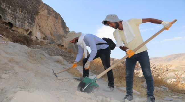 Hasankeyf kazı çalışmalarına gönüllü katılan öğrenciler mesleği sahada öğreniyor