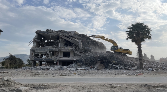 Hatay'da ağır hasarlı 3 bina kontrollü yıkıldı