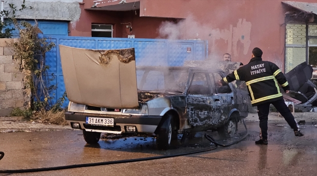 Hatay'da seyir halindeki otomobil alev aldı