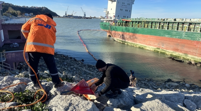 İnebolu sahilinde karaya oturan geminin çevresine bariyer çekildi